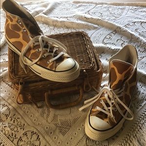 NEW Converse Giraffe print sneakers